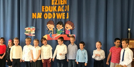 Powiększ grafikę: Grupa "Pszczółek" śpiewa piosenkę na występie z okazji Dnia Edukacji Narodowej.