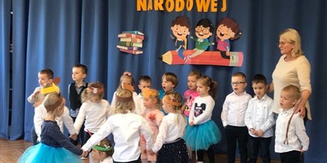 Powiększ grafikę: Grupa "Motylków" tańczy i śpiewa piosenkę na występie z okazji Dnia Edukacji Narodowej.