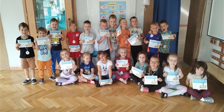 Powiększ grafikę: Dzieci z grupy "Żabek" pozują z dyplomami z okazji Dnia Przedszkolaka.