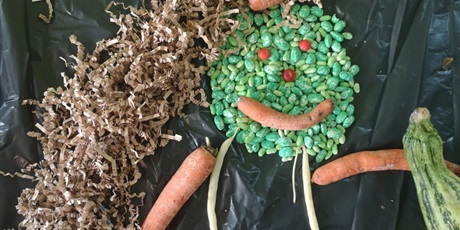 Powiększ grafikę: Postać zrobiona przez dzieci z marchewek, fasoli, cukini.