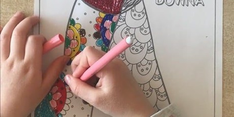 Powiększ grafikę: Dziecięce dłonie kolorujące obrazek skarpetek.