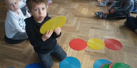 Powiększ grafikę: Grupa "Motylków" podczas zabawy z plastikowymi kołami.