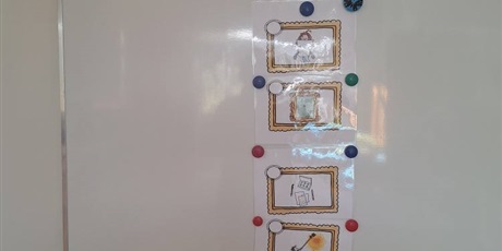 Powiększ grafikę: Kistoryjka obrazkowa wisząca na tablicy do opowiadania "Kropka" P.H. Reynoldsa. n