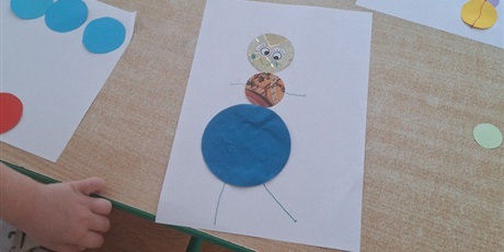 Powiększ grafikę: Postać zrobiona z papierowych kół