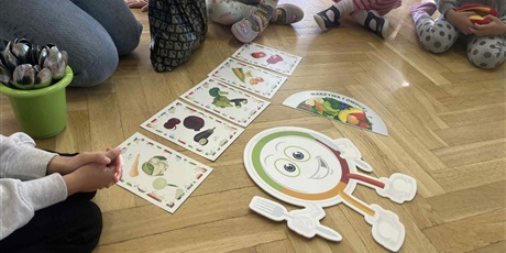 Powiększ grafikę: Na podłodze leżą obrazki przedstawiające warzywa oraz postać Pana Talerzyka.