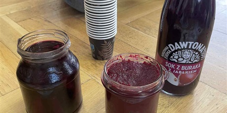 Powiększ grafikę: Na stole stoją słoiki z buraczkami i butelka soku z buraka.