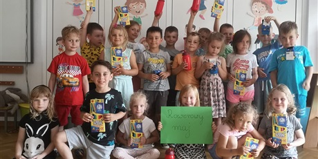 Powiększ grafikę: Grupa dzieci pozuje do zdjęcia z nagrodami za "Rowerowy maj".