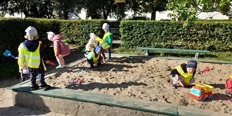 Powiększ grafikę: Grupa "Biedronek" w czasie zabaw w piaskownicy.