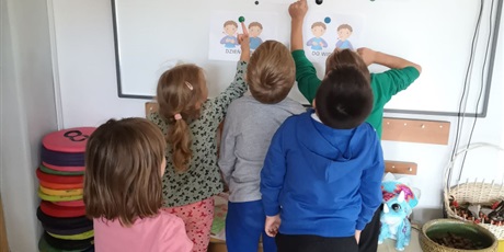 Powiększ grafikę: Dzieci z grupy "Żabek", na zajęciach przy tablicy.