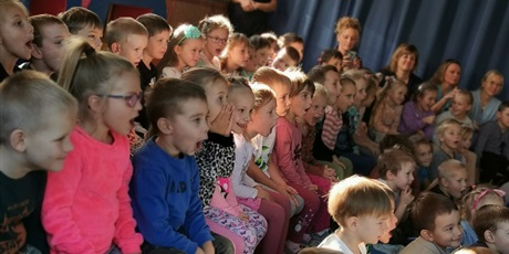 Powiększ grafikę: Dzieci oglądaja występy teatralne pantomima